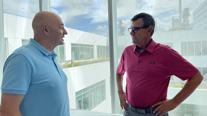 Rémi Jean et Sylvain Côté discutent.