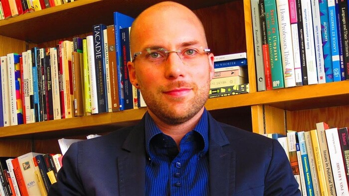 Rémi Léger, assis dans son bureau.