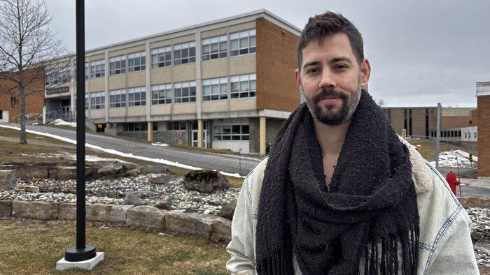 un homme sur le campus.
