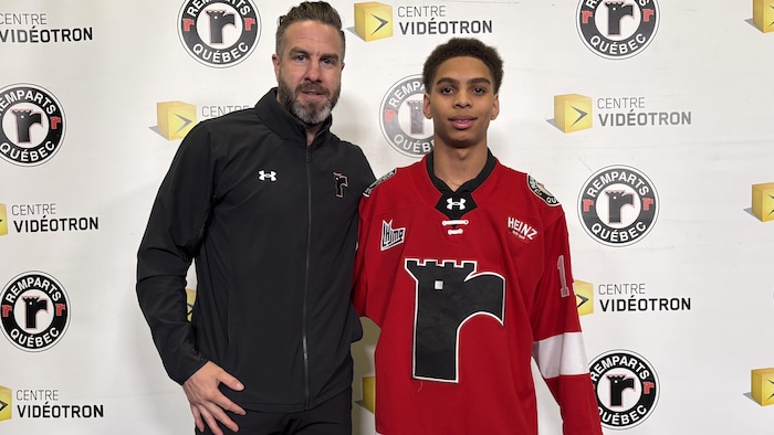 Scantlebury pose aux côtés de Simon Gagné dans on nouveau gilet des Remparts.