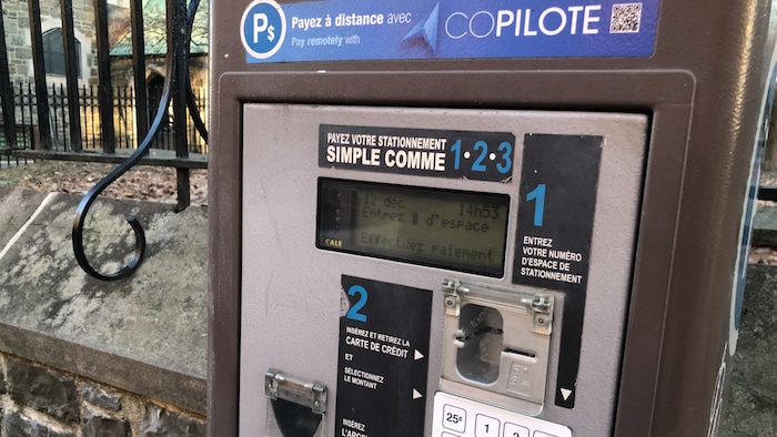 Une borne de paiement de stationnement.