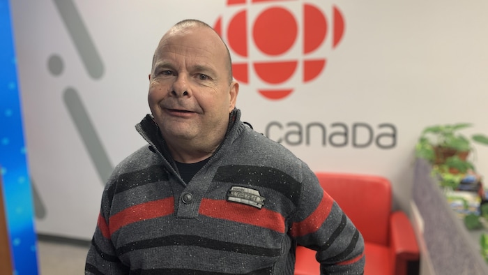 Rémy Mailloux dans les locaux de Radio-Canada à Rouyn-Noranda.