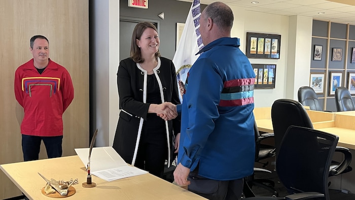 La vice-présidente principale au développement stratégique de Davie, Lindsey Kettel, serre la main du grand chef Remy Vincent.
