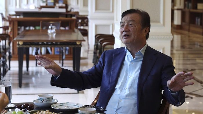 Ren Zhengfei, assis à une table.