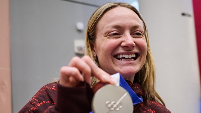 La joueuse de hockey sur glace canadienne Renata Fast présente sa médaille d’argent olympique de 2026 lors d’une rencontre avec les médias à l’aéroport Pearson de Toronto, le lundi 23 février 2026.