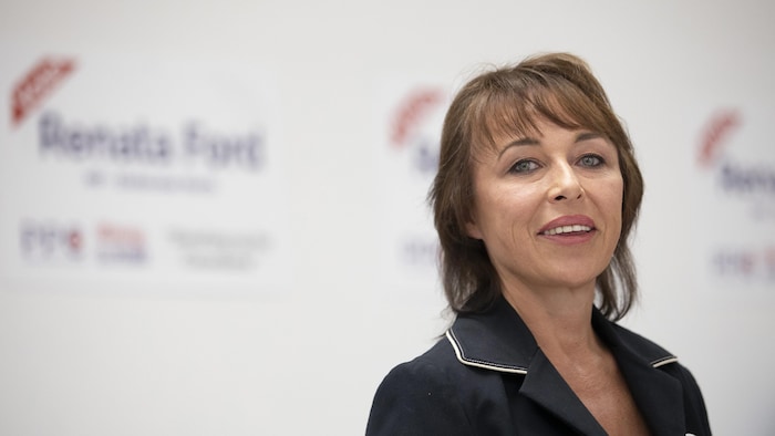 Renata Ford regarde la caméra en souriant lors d'une conférence de presse.