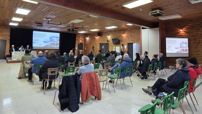 Une quarantaine de personnes assistent à la présentation du projet de recharge de plage.
