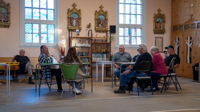 Des citoyens attablés pour discuter.