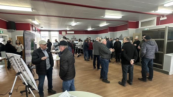 Des gens sont dans une salle pendant une rencontre.