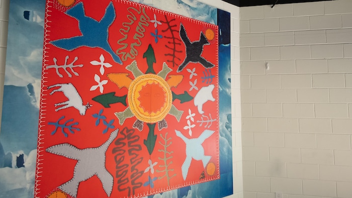 Une oeuvre d'art sur un mur.