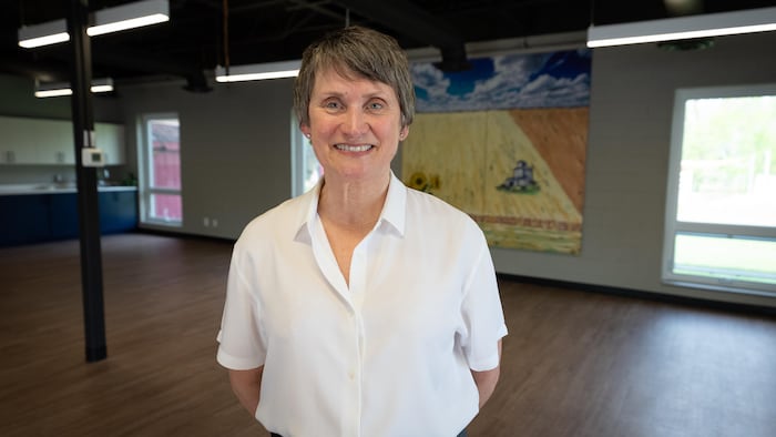 Lana Burpee dans une salle d'un centre communautaire.