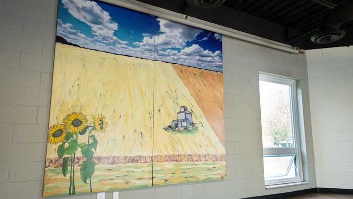 Une oeuvre d'art sur un mur.