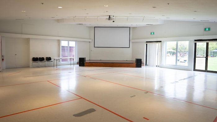 Une salle d'un centre communautaire.