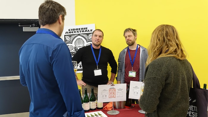 Louis Gauthier et Joshua Burns tiennent un kiosque aux Rencontres marchandes Gaspésie Gourmande.