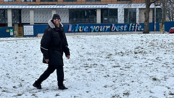 L'homme marche dans la neige en sourriant quelques jours après sa remise en liberté.
