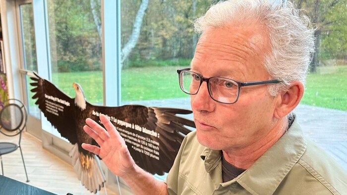René Aucoin lors d'une entrevue sur la préservation des rivières à saumon.