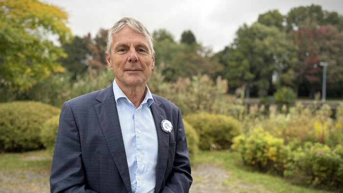 René Branchaud dans un parc.