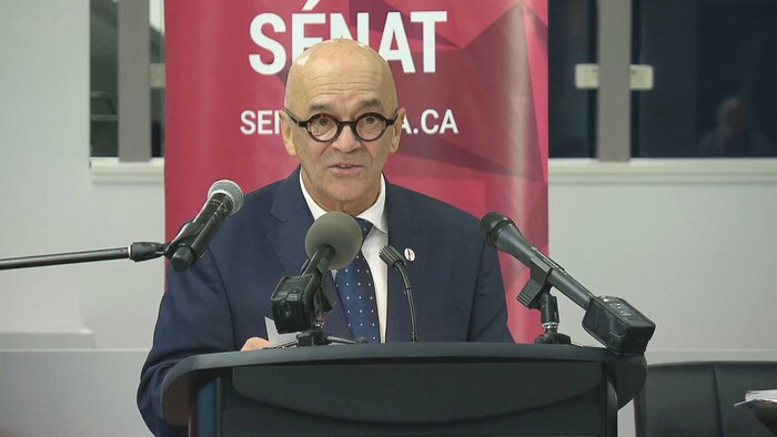 Le sénateur René Cormier au micro à Moncton le 25 octobre 2018.