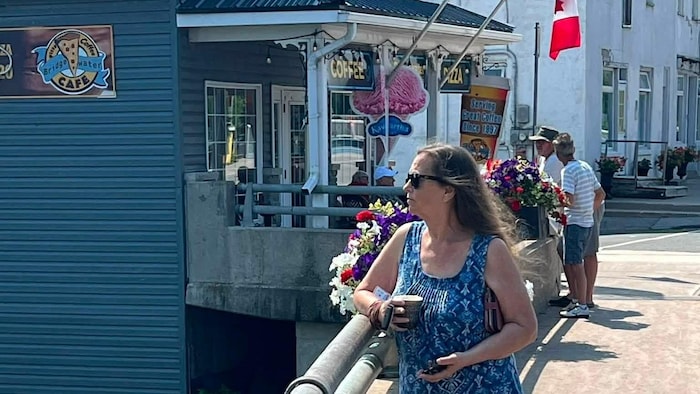 Une femme pose sur une route dans un petit village ontarien.