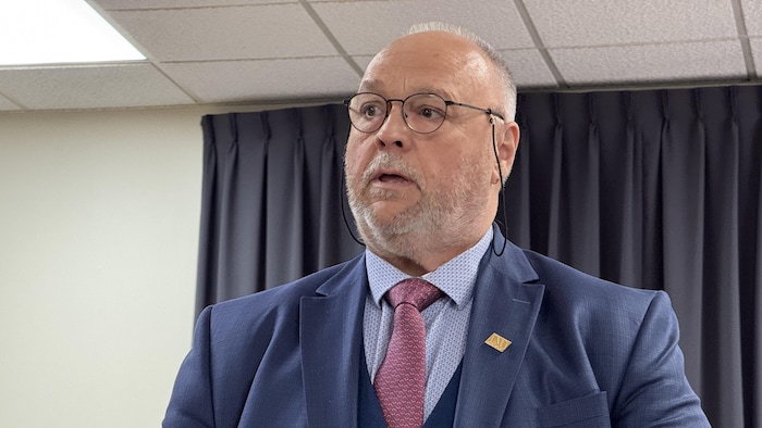René Dubé s'adresse à son auditoire.