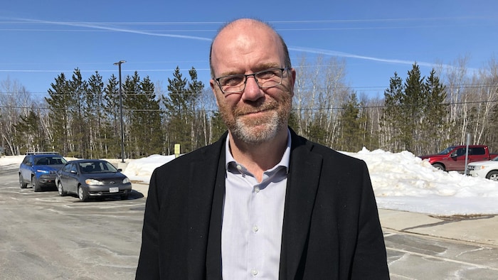 René Legacy dans un stationnement.