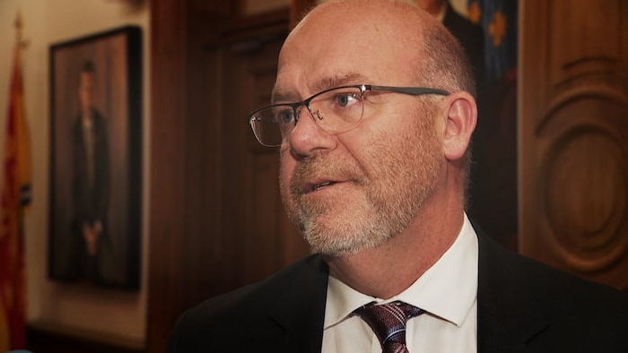 René Legacy à l'intérieur du bâtiment de l'Assemblée législative à Fredericton. 