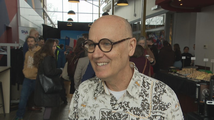 René Poirier souriant en entrevue.
