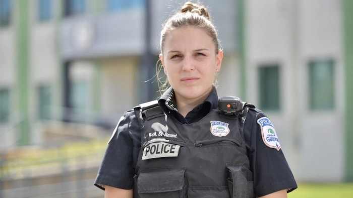 Renée-Anne St-Amant pose en uniforme devant le quartier général de la police dans le secteur de Hull.