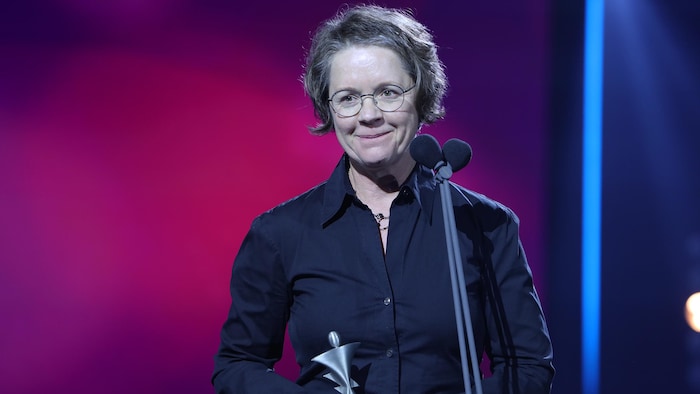 La cinéaste Renée Blanchar reçoit son prix, le 1er octobre 2022 lors de la soirée des Éloizes à Petit-Rocher.