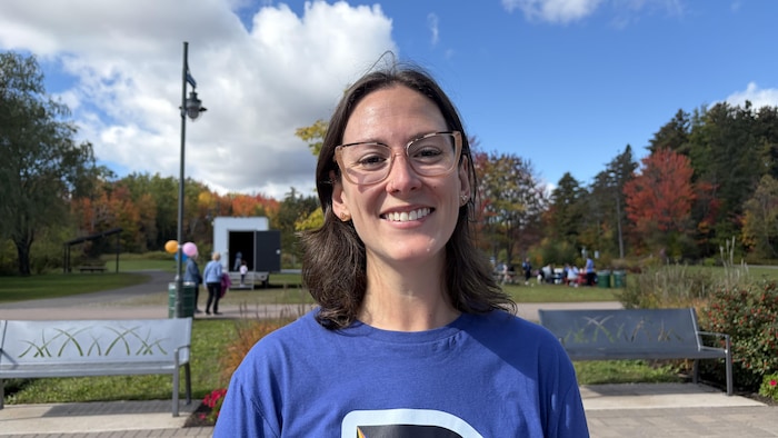 Portrait de Renée Charron dans un parc.