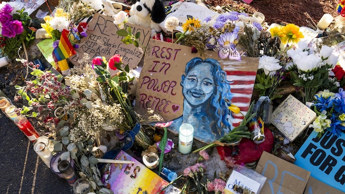Vue d’ensemble d’un mémorial dédié à Renee Nicole Good.