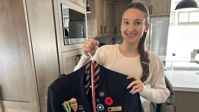 Η Renée Leblanc κρατά τη στρατιωτική στολή του παππού της.