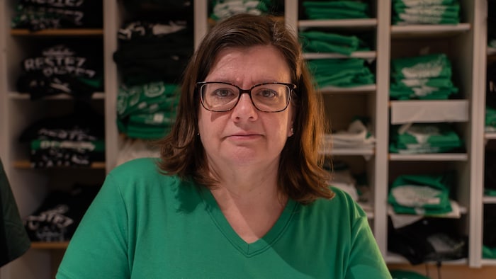 Renée O’Neill devant des étagères remplies de chandails.
