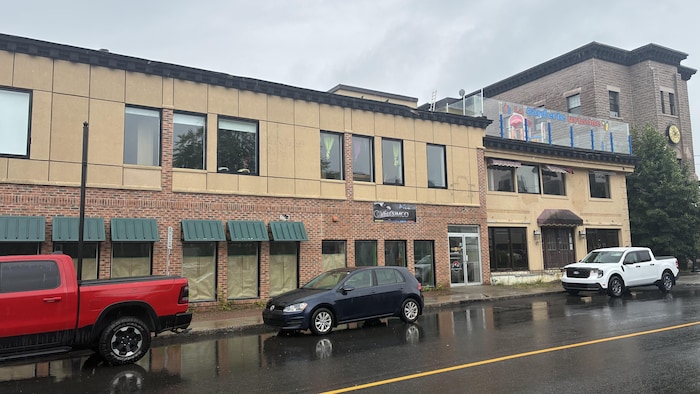 Un bâtiment commercial donc les couleurs sont délavées.