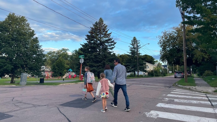 La famille traverse la rue.