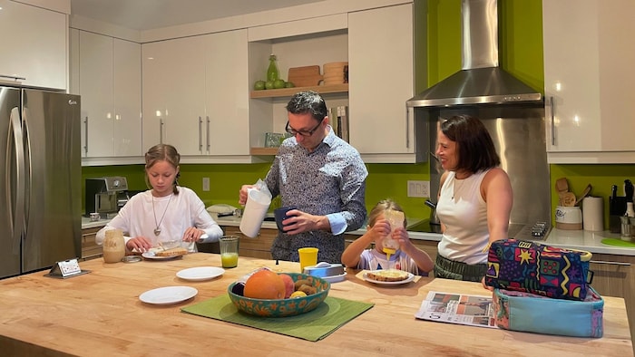 Une famille prépare le déjeuner.