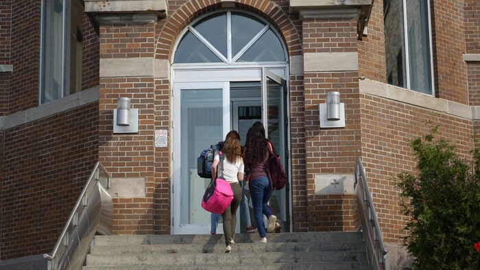 Des étudiantes entrent au Cégep de la Gaspésie et des Îles, à Gaspé.