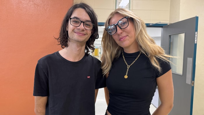 Pierre Campron et Lilou Lefaire posent à la caméra.