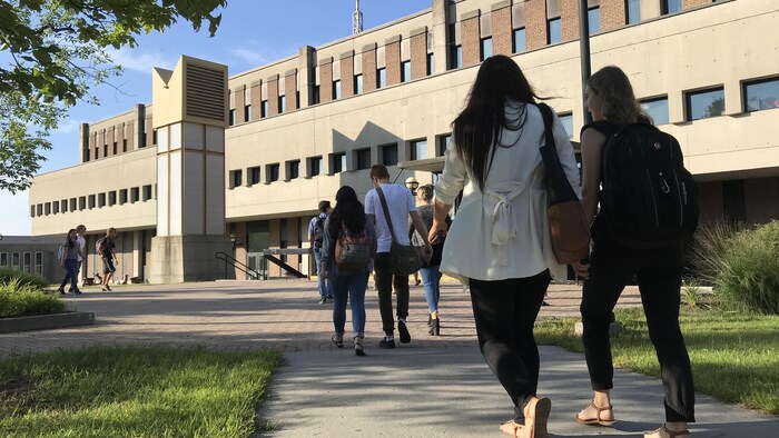 Des étudiants marchent sur le campus du Cégep de Sherbrooke.