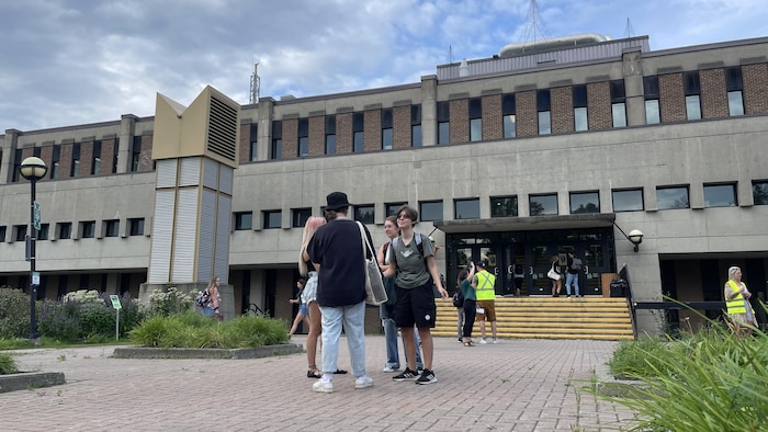 Des étudiants devant le pavillon des sciences du Cégep de Sherbrooke.