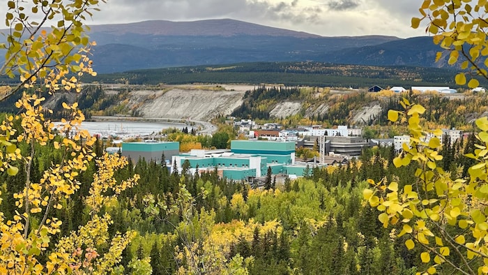 Photo de la Ville de Whitehorse, en automne.