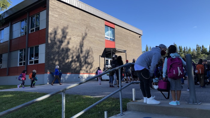 Des élèves dans une cour d'école.