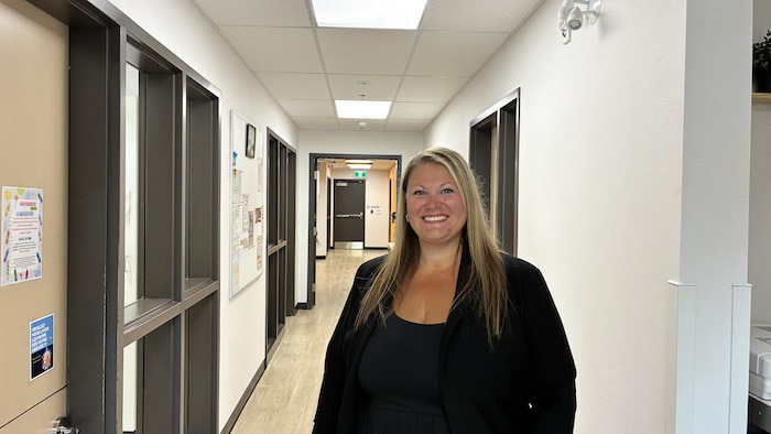 La directrice générale Danielle Dorge-Rempel dans les couloirs de la garderie Espaces pour grandir.