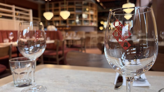 Des coupes de vin.