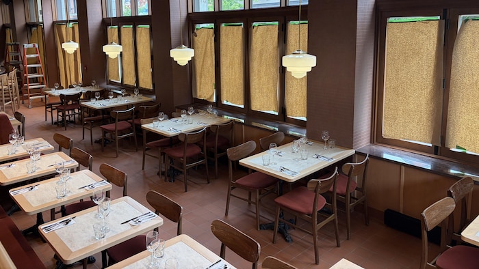 Des tables dans un restaurant.