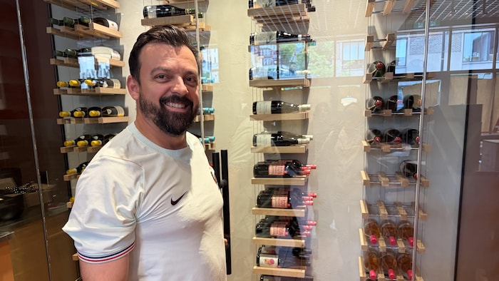 Maxime Pothier souriant à la caméra devant le cellier.