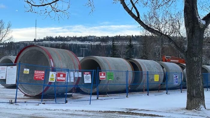 Des morceaux d'une canalisation en béton entreposés.