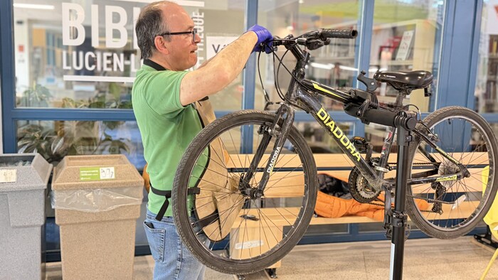 L'homme répare un vélo. 