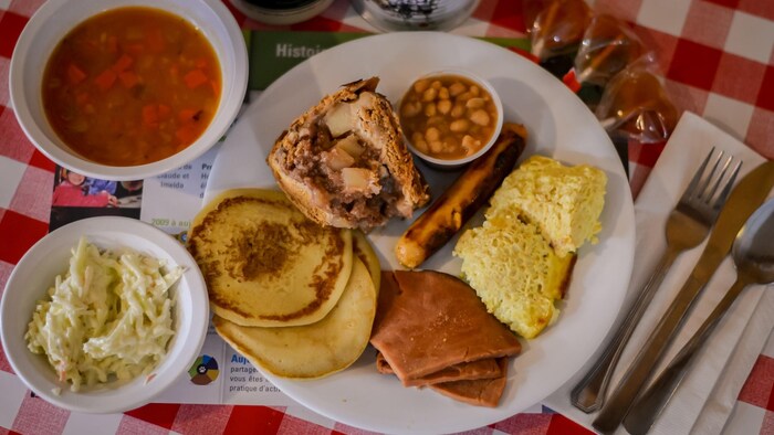 Un repas traditionel de cabane à sucre.