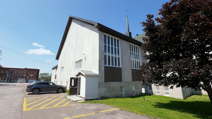 L'église Saint-Robert vue par derrière.